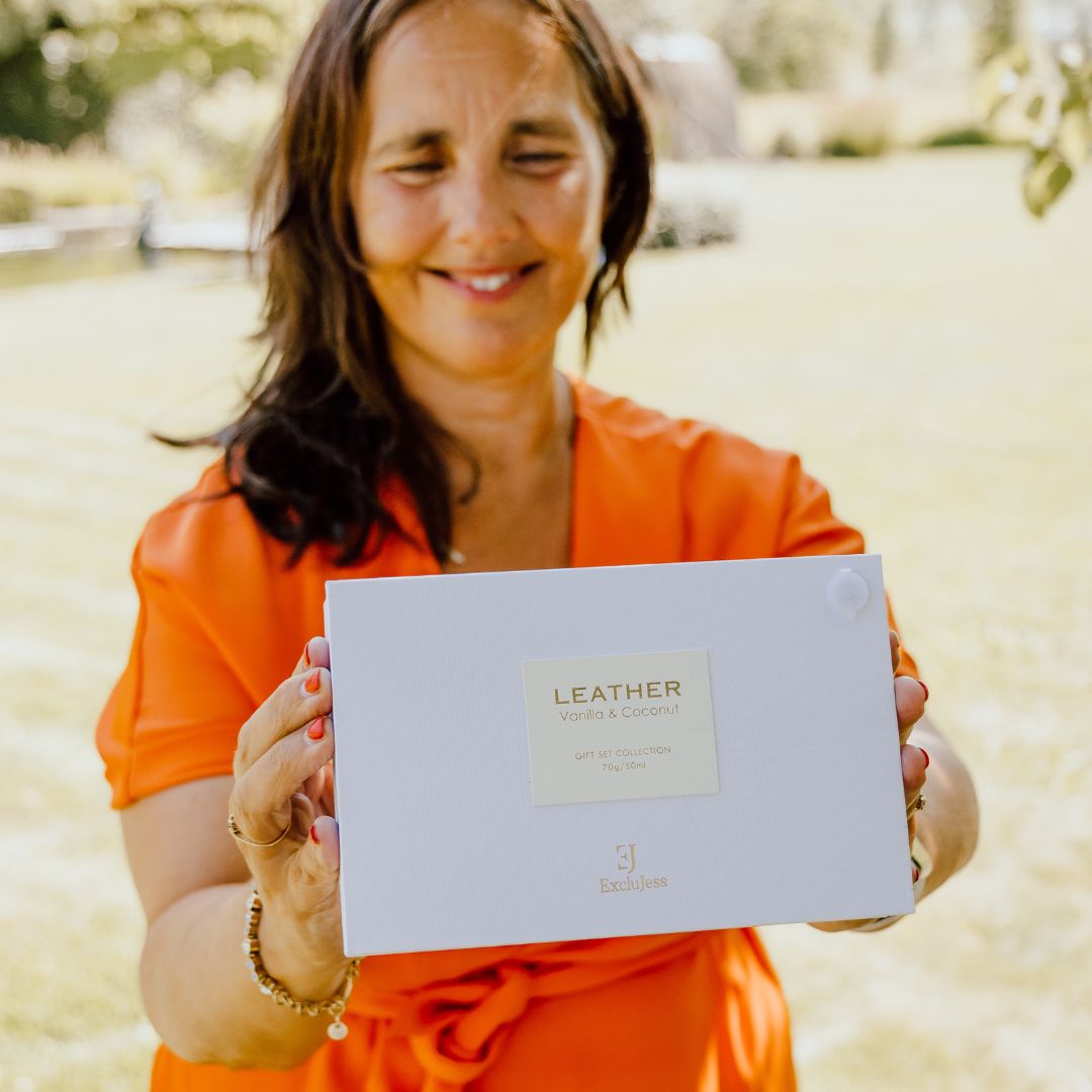 Vanilla & Coconut leather feel gift pack: geurkaars en geurstokjes